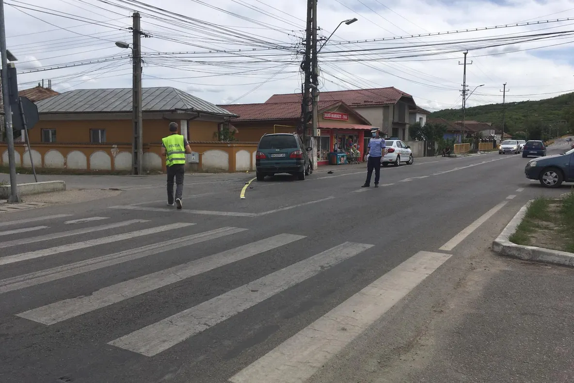 Impact între o motocicletă și o mașină. Doi tineri au ajuns la spital