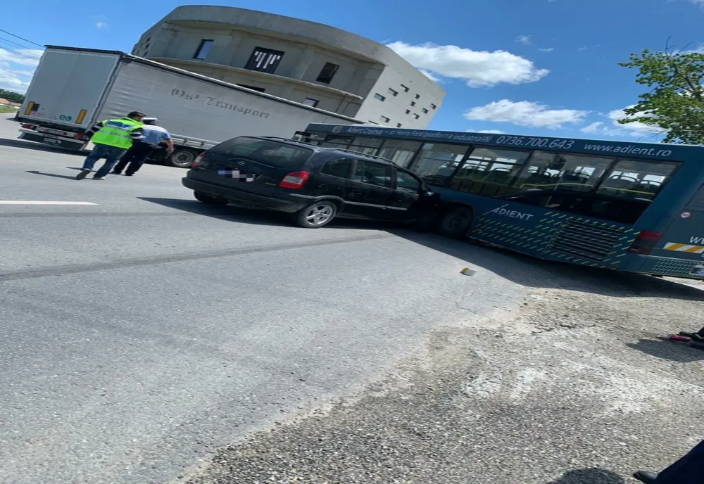 Dolj: A intrat cu maşina într-un autobuz. Două persaoane au fost duse la spital 