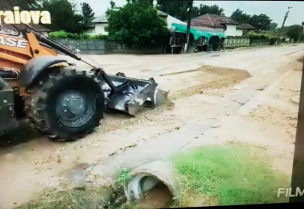 Video. Aluviuni aduse de viitură pe un drum național din Dolj