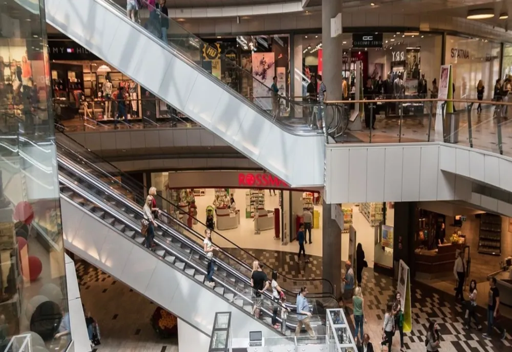 Mall-urile s-ar putea deschide din 15 iunie 