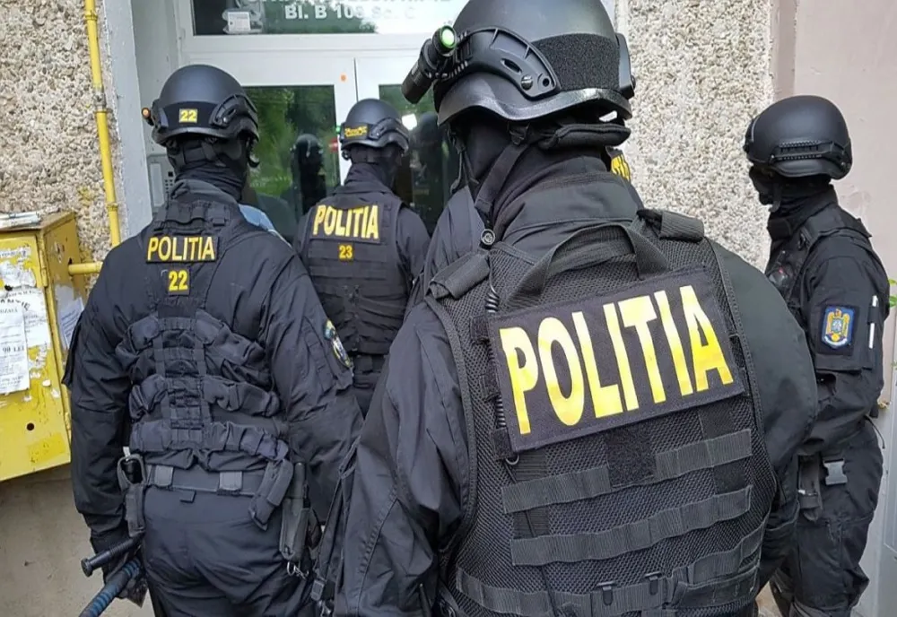 Percheziţii la Craiova. Pistol deţinut ilegal de un tânăr