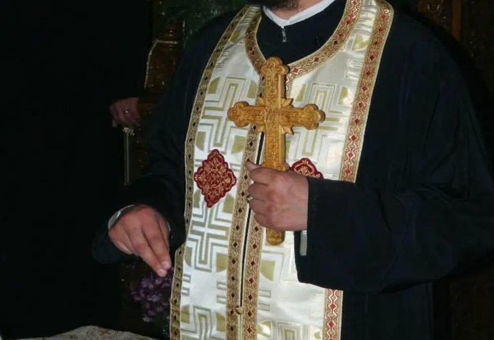 Preot și cântăreț bisericesc, din Dolj, amendaţi pentur că nu au purtat mască în timpul unei slujbe de sfințire