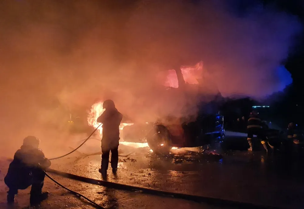 VIDEO. Incendiu în Dolj. Două vehicule parcate, în flăcări