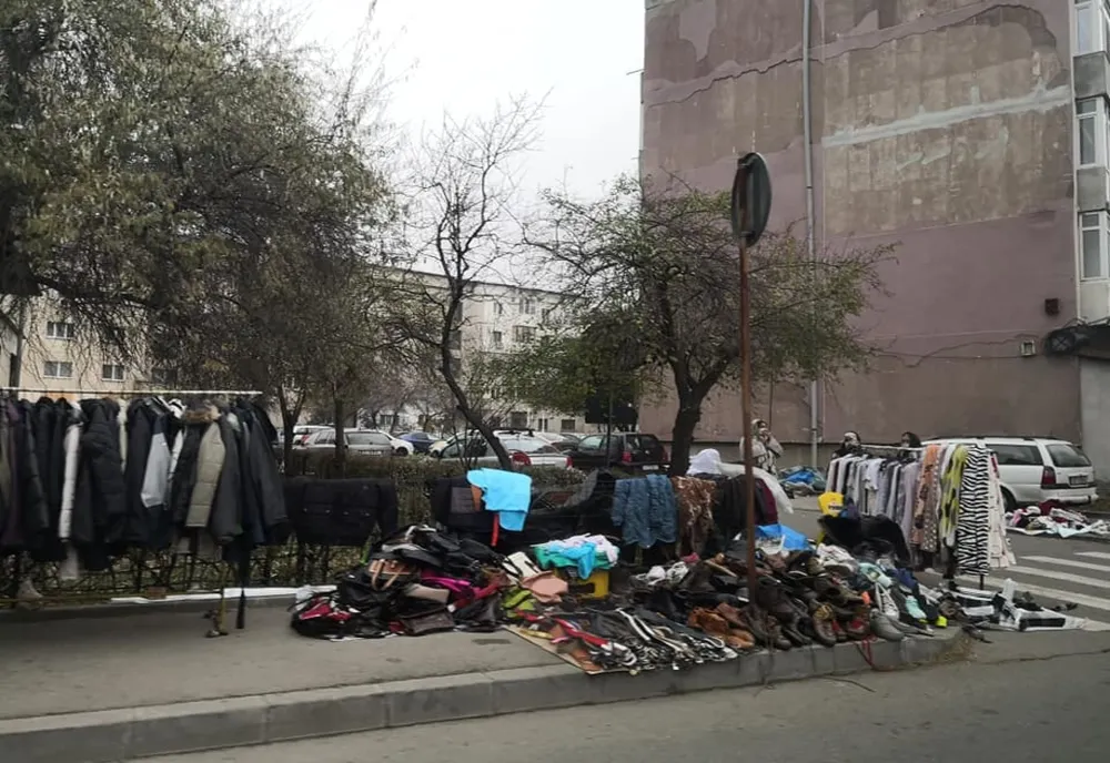 DUREROS. Comercianții de haine vechi își vând mărfurile pe trotuare