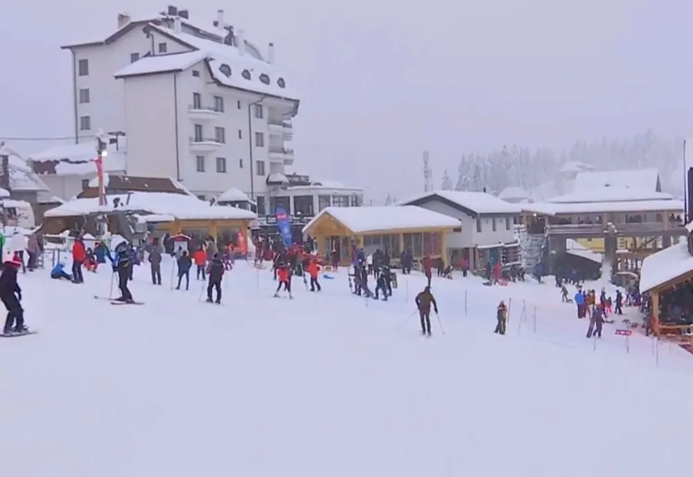 Pandemia a influențat turismul. Mii de turiști au ajuns pe pârtia de la Rânca