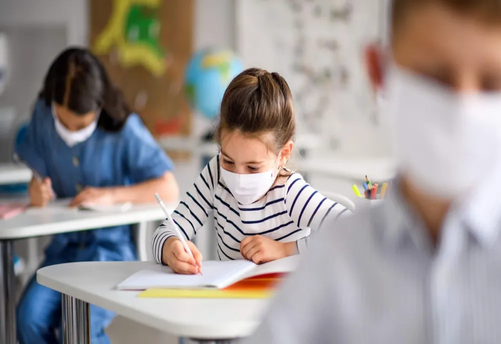 Dolj: Elev şi profesor, testaţi pozitiv cu COVID-19