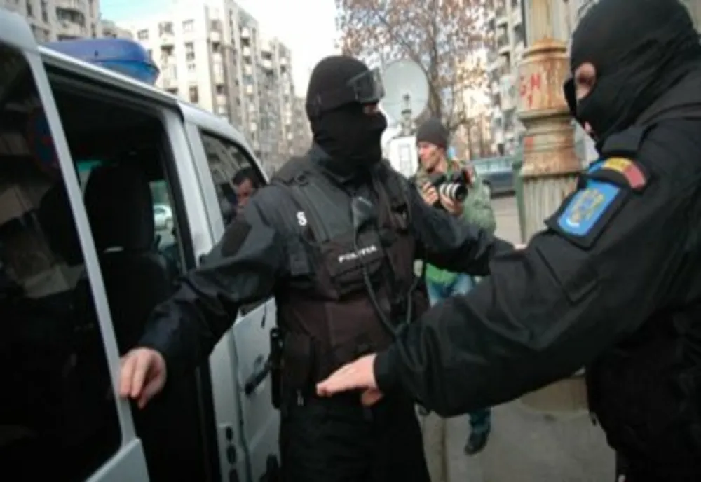 VIDEO: Percheziţii la contrabandiştii de ţigări din Dolj. Două persoane reţinute