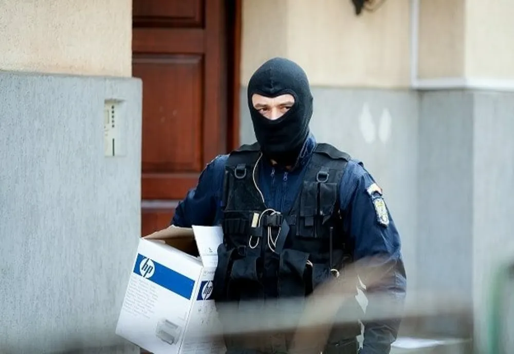 Percheziţii la Craiova. 19 persoane reţinute