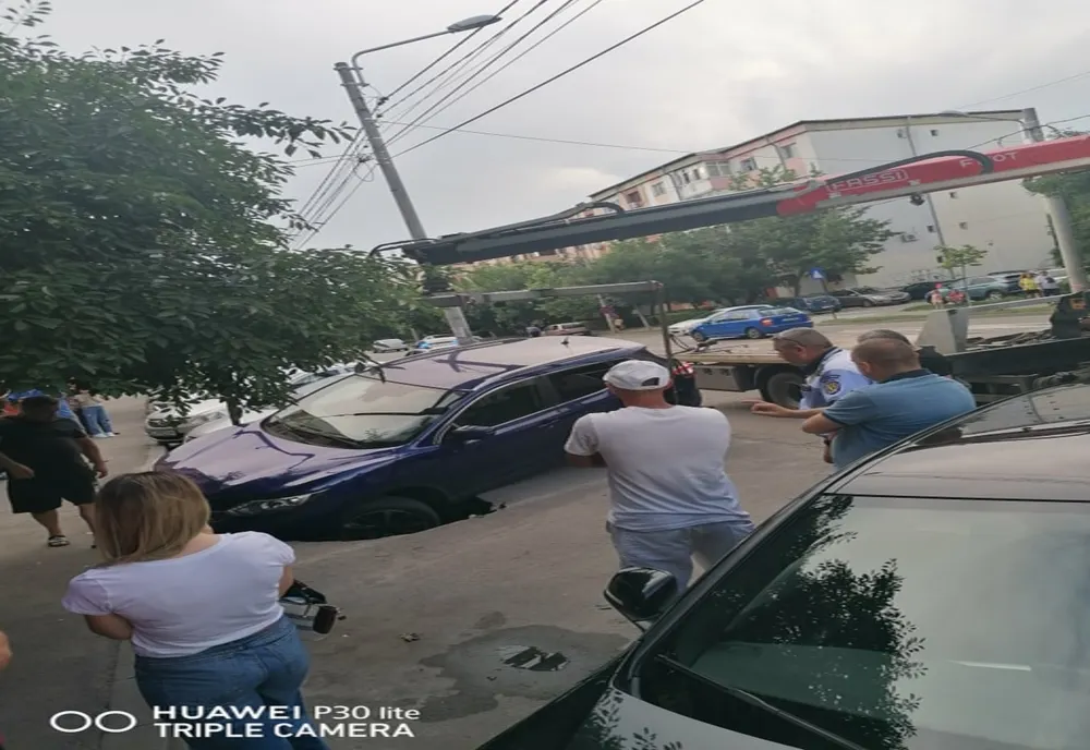 VIDEO IREAL | O maşină s-a scufundat în asfalt, la Craiova