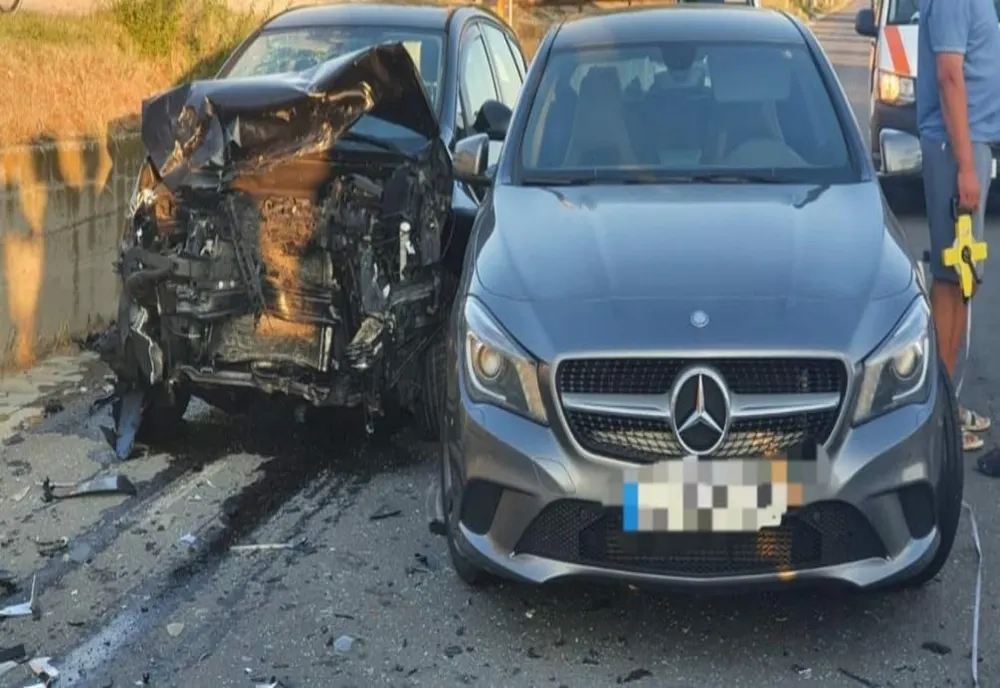 Trei maşini implicate într-un accident în Dolj: Patru persoane la spital (VIDEO)