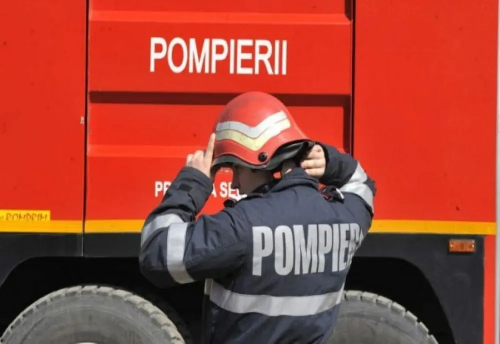 Incendiu la un bloc cu 10 etaje din Craiova. Locatarii au ieşit din case din cauza fumului