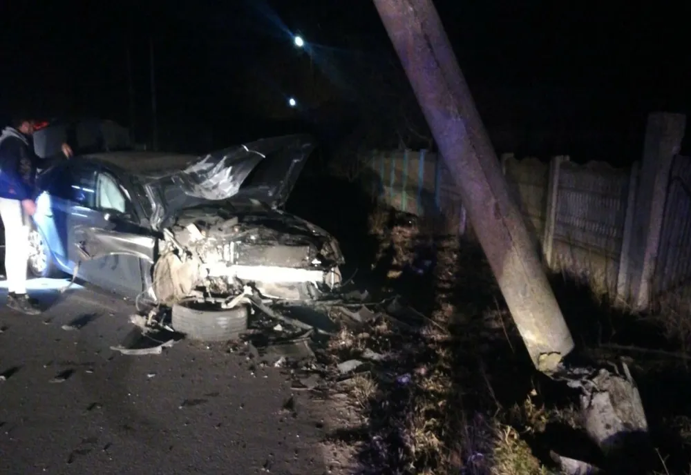 Tânără din Dolj, băută la volan, a ajuns la spital după ce a lovit un stâlp