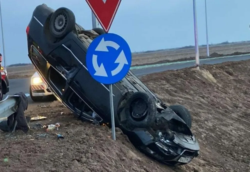 Olt: Un şofer din Dolj s-a răsturnat într-un sens giratoriu