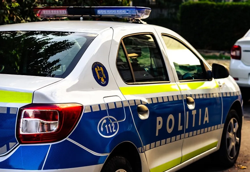 Un adolescent din Dolj s-a îmbătat bine, s-a urcat la volanul unei maşini şi a intrat cu ea într-un copac (VIDEO)
