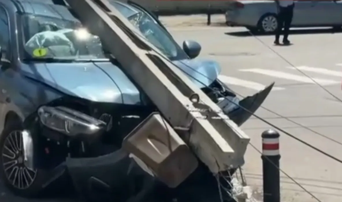 Accident rutier în Craiova. O tânără de 19 ani a fost rănită după ce a lovit un stâlp