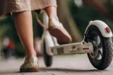 Două fete de 10 și 11 ani, rănite la Dolj după ce au intrat cu trotineta electrică într-o mașină