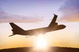 Paradox în aviație: combustibil mai ieftin, dar prețurile biletelor rămân neschimbate