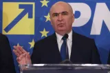 Disperarea lui Bolojan, vrea să rămână la butoane până în toamnă