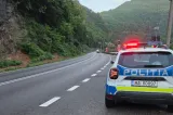 Trafic blocat pe Valea Oltului. Mai multe pietre au căzut peste o mașină pe DN7