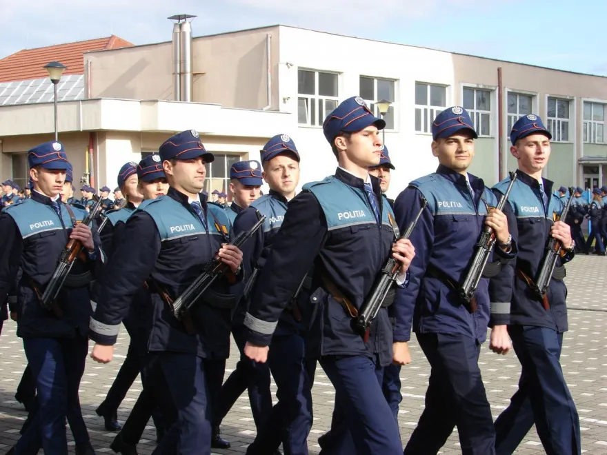 714780-1520601889-3000-de-elevi-ai-scolilor-de-politie-si-subofiteri-ale-mai-au-depus-juramantul-militar