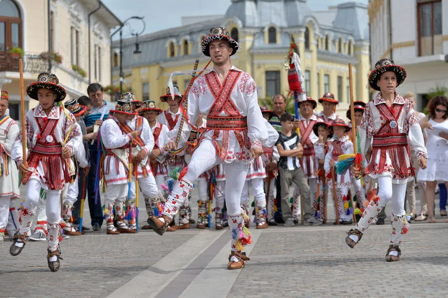 Cete de calusari danseaza in cadrul evenimentului Alaiul Calsulu