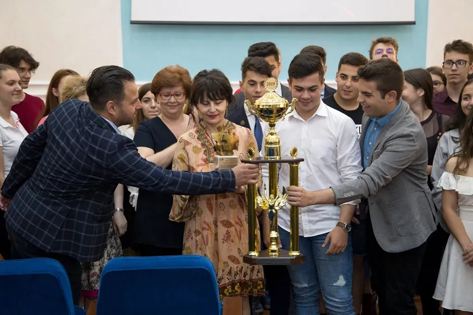 comp tineretii