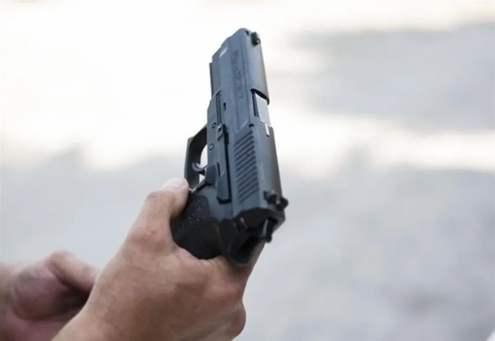 Doljean reținut după ce a tras cu pistolul într-un bar 