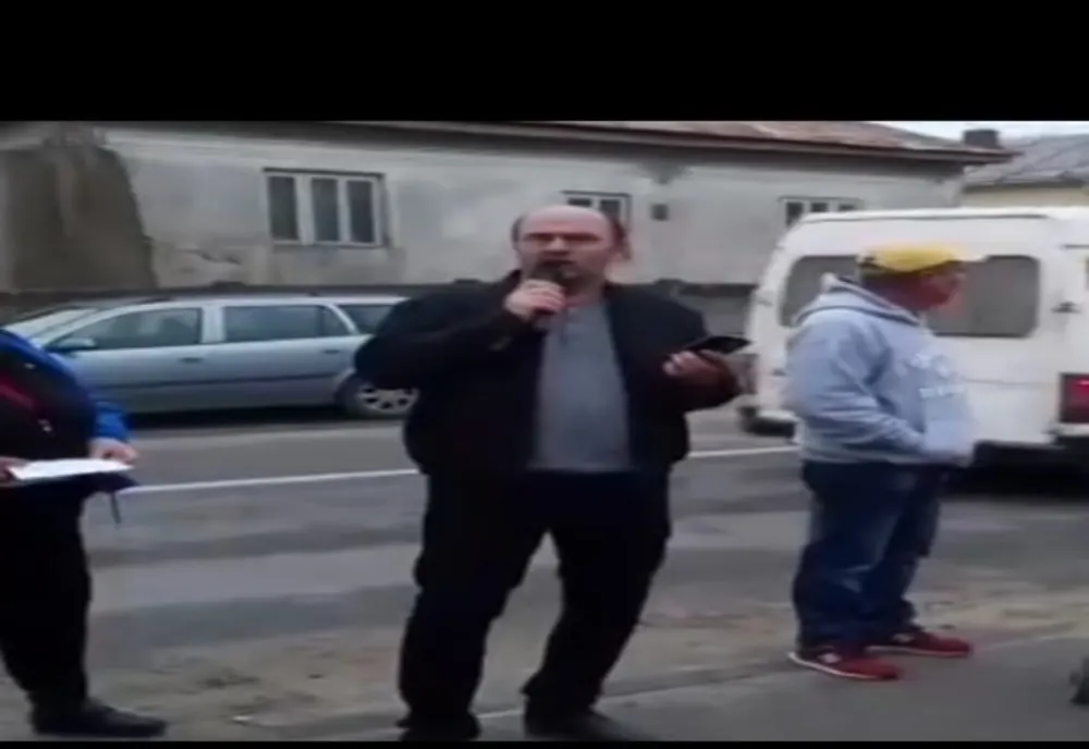 Dolj: Liberalii fac campanie electorală cu karaoke pe marginea drumului 