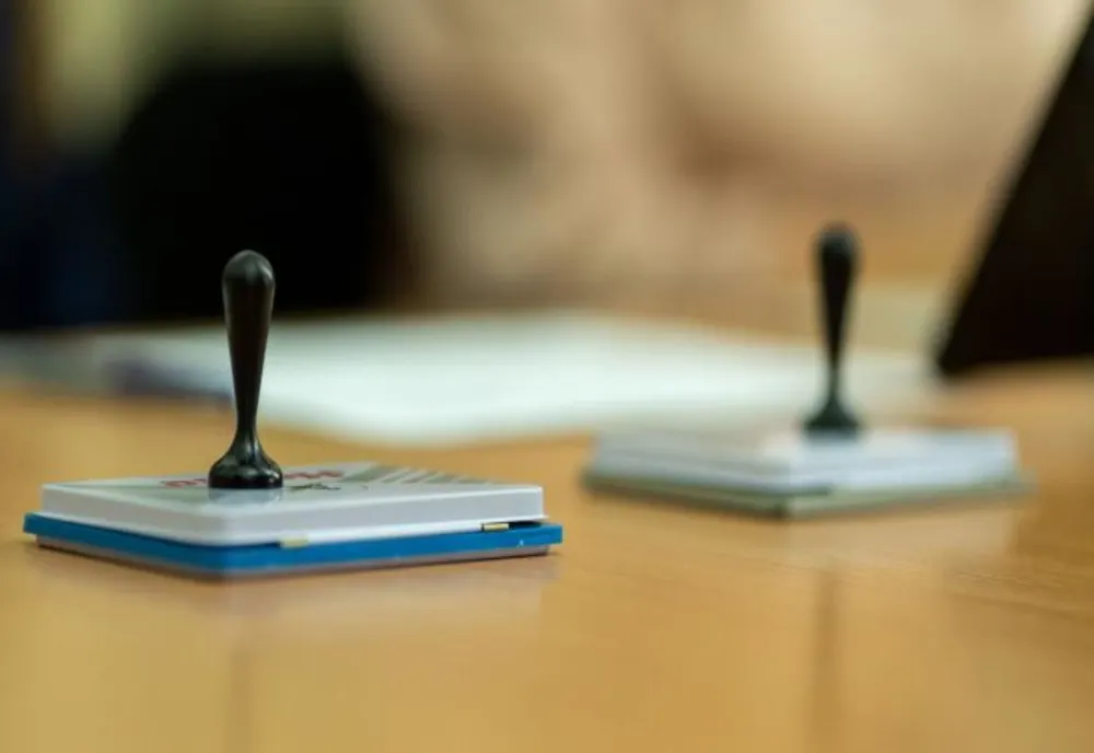 Consilier local acuzat că aduce bătrâni la vot, într-o comună din Dolj. Polița face verificări 