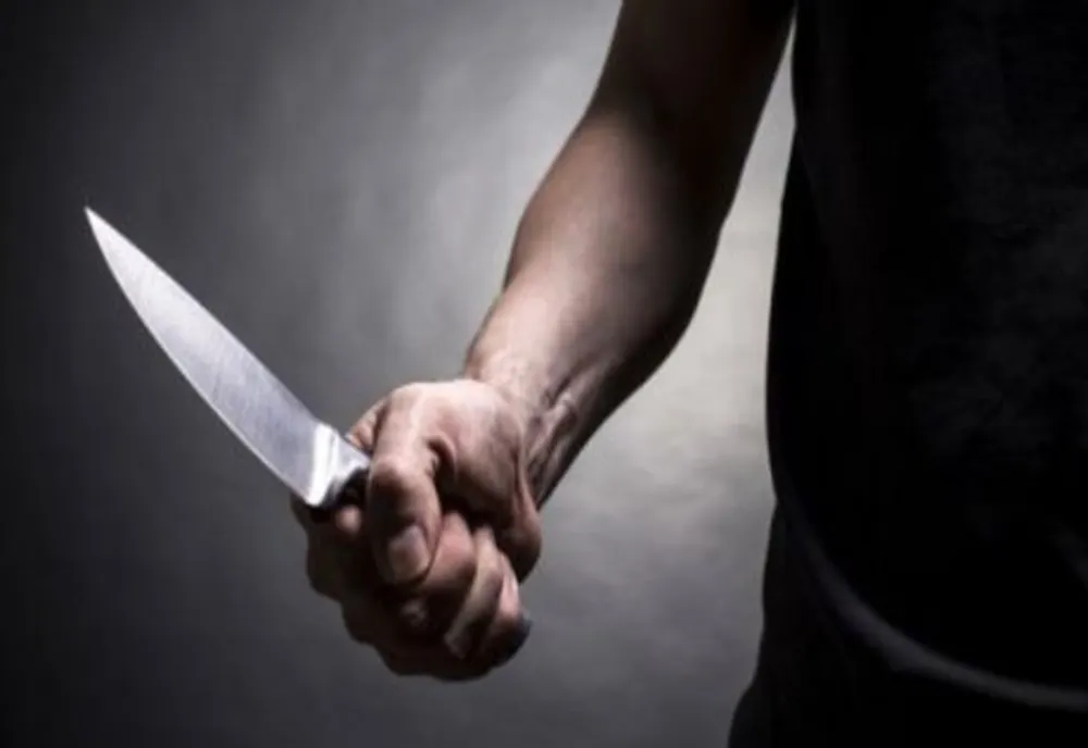 Un individ a fost trimis în judecată după ce a injunghiat agentul de pază al unui club din Câmpulung Moldovenesc