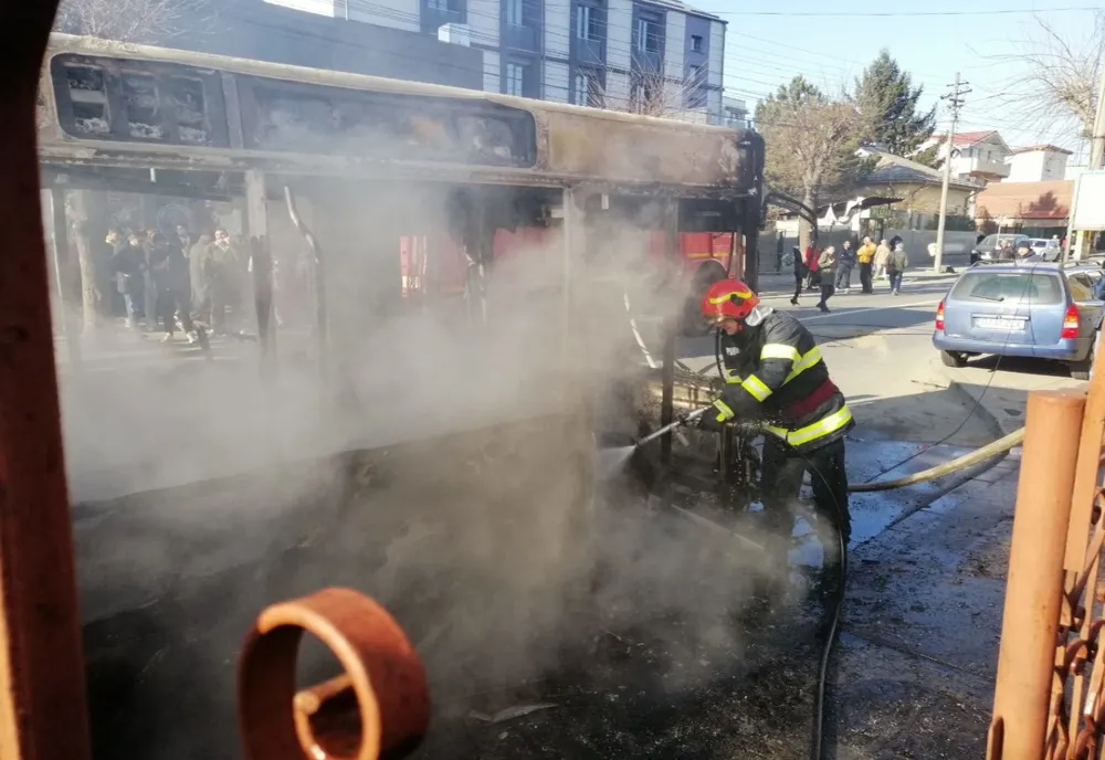 Autobuz în flăcări pe o stradă din Craiova 