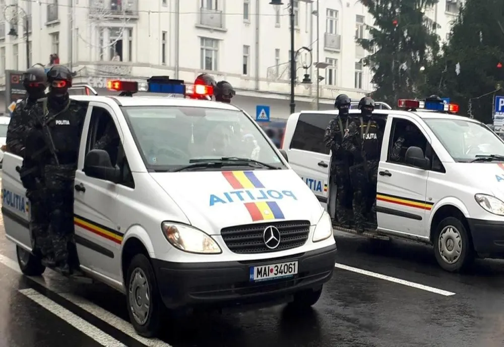 Polițiștii doljeni, de la defilare, în parcarea mall-ului din Craiova 