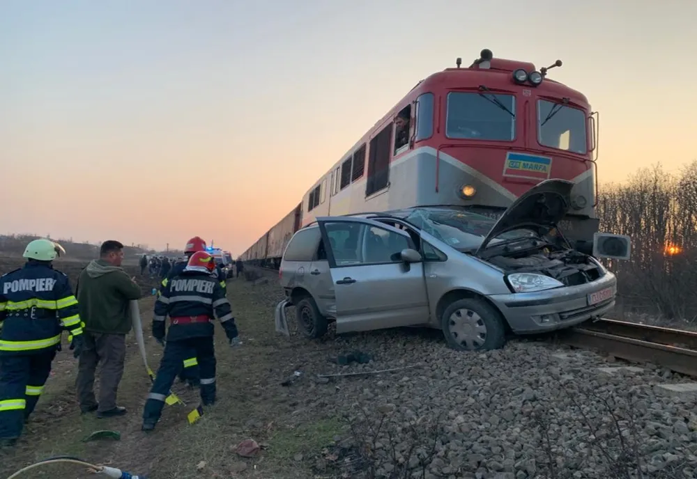 Mașină lovită de un tren încărcat cu cereale, în Dolj. Șoferul a fost transportat la spital 