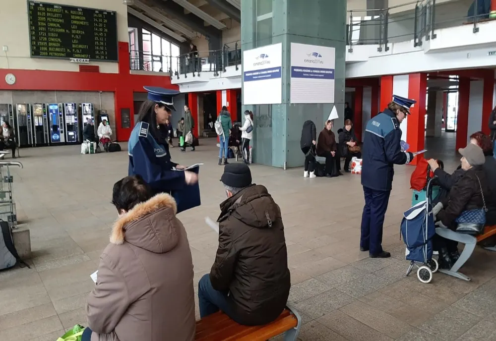Călătorii din Gara Craiova informați despre noua lege care dă puteri sporite polițiștilor 