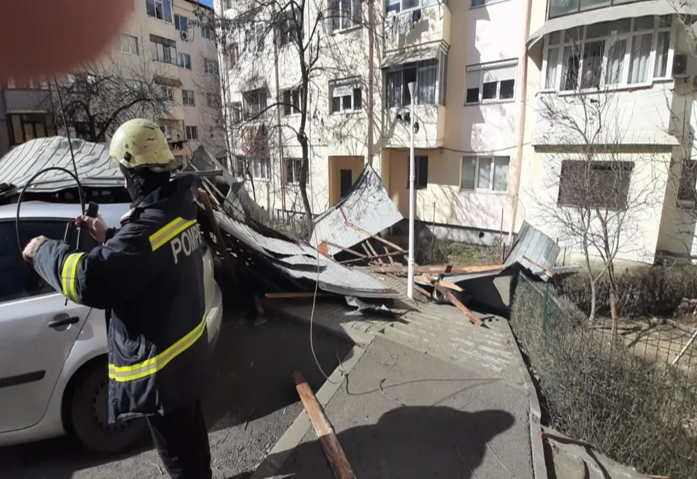 Craiova. Acoperișul unui bloc, căzut peste mașini 