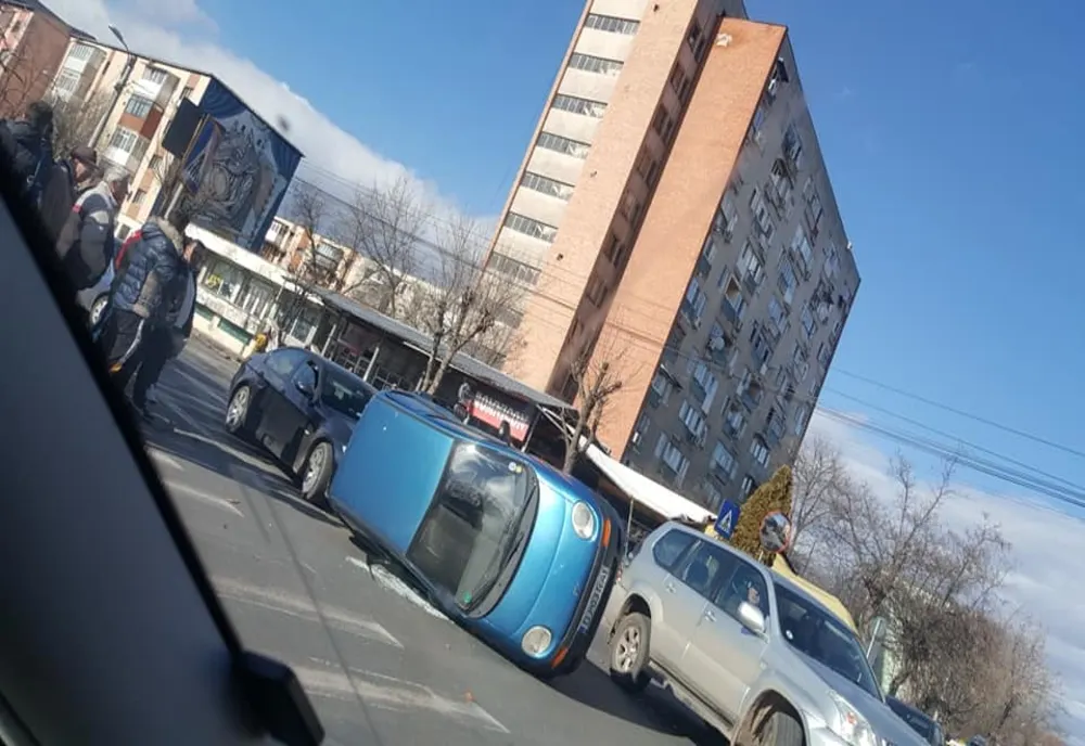 Matiz răsturnat într-o intersecție din Craiova 