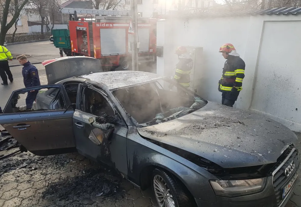 Mașina unui craiovean a luat foc în parcare 