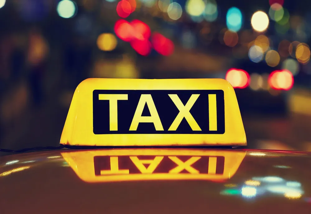 Tâlhăriţi de un şofer de taxi din Slatina. Ce au păţit doi tineri din Craiova