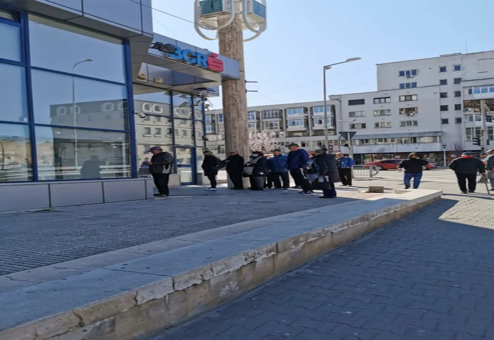 „Nas în nas” în fața bancomatelor din Craiova 