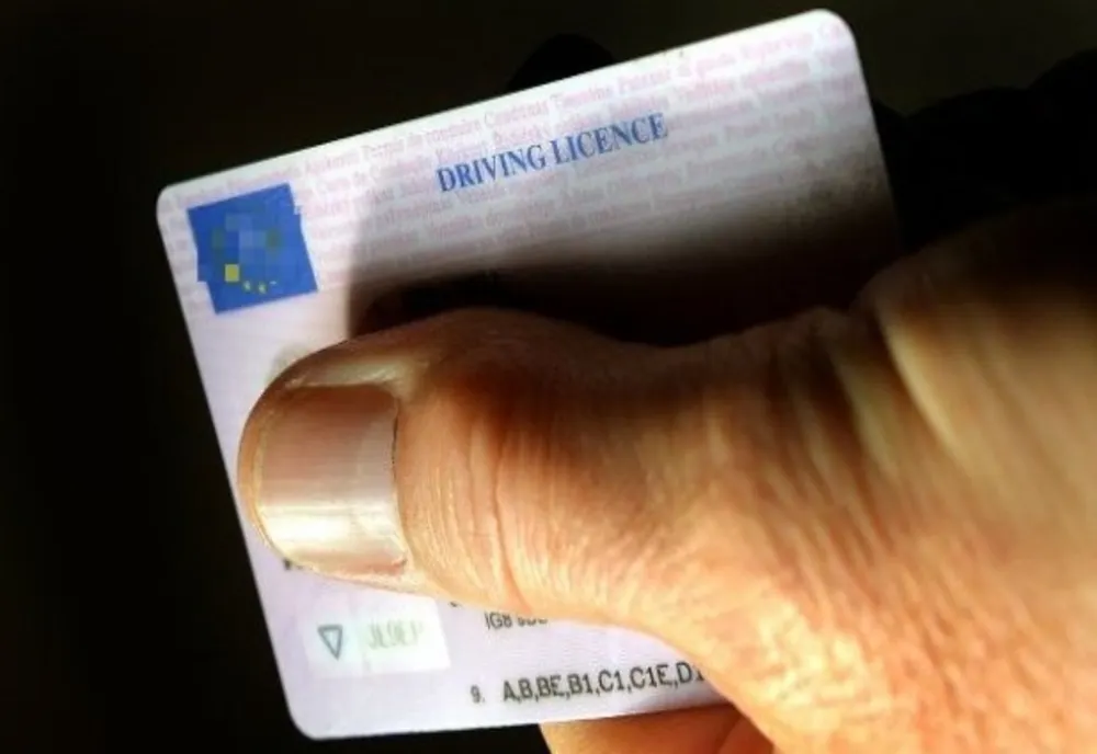 Prins cu un permis de conducere fals 