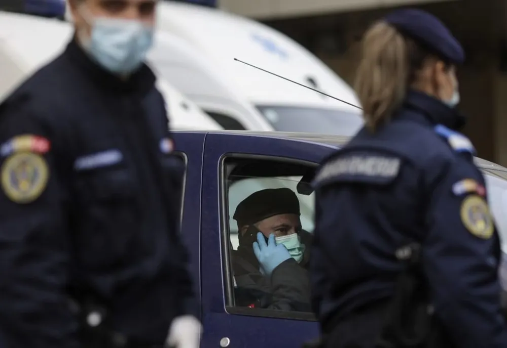 Petrecere cu zeci de persoane într-un cartier din Craiova. S-a intervenit în forță și au fost aplicate peste 100 de amenzi 
