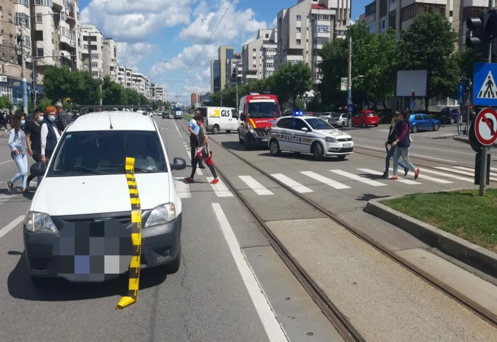 Craiova: Bărbat lovit de mașină. Pietonul nu a respectat culoarea semaforului 