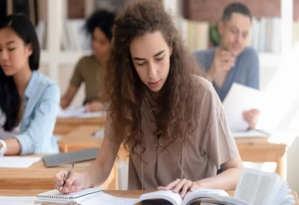 Studenții din Craiova au demarat un proiect pentru siguranța în școli. Au nevoie de fonduri pentru a implementa programul „Porți pentru educație” 