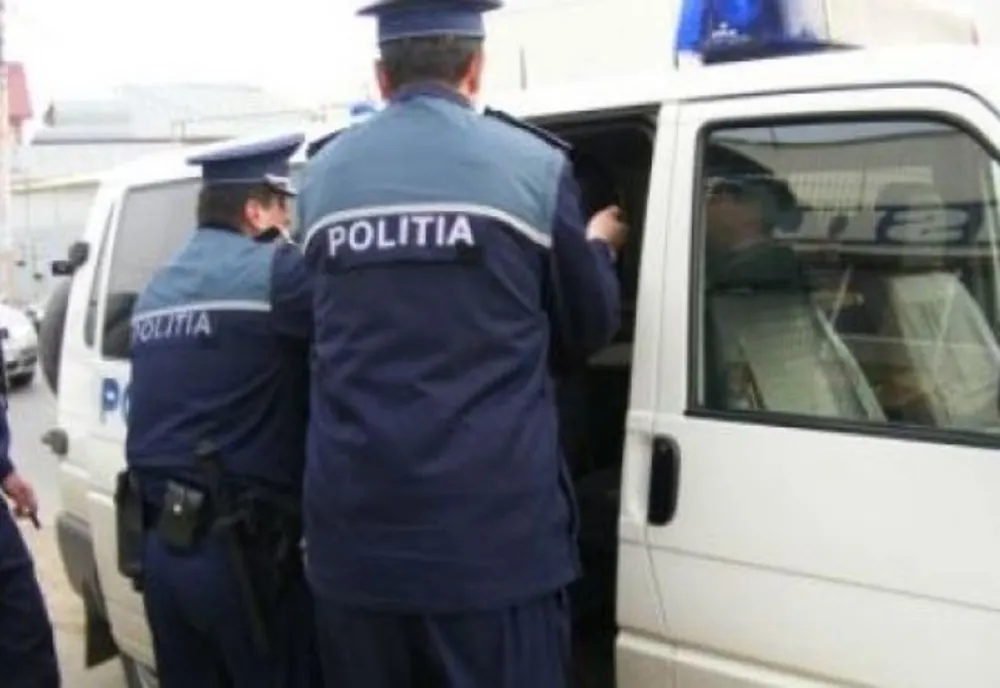 Doljeni reţinuţi, după ce au bătut două bătrâne pentru a fura bani