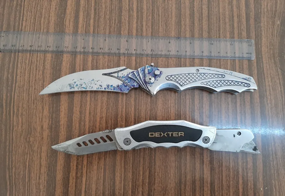 Dosare penale pentru doi tineri din Craiova depistați cu arme albe