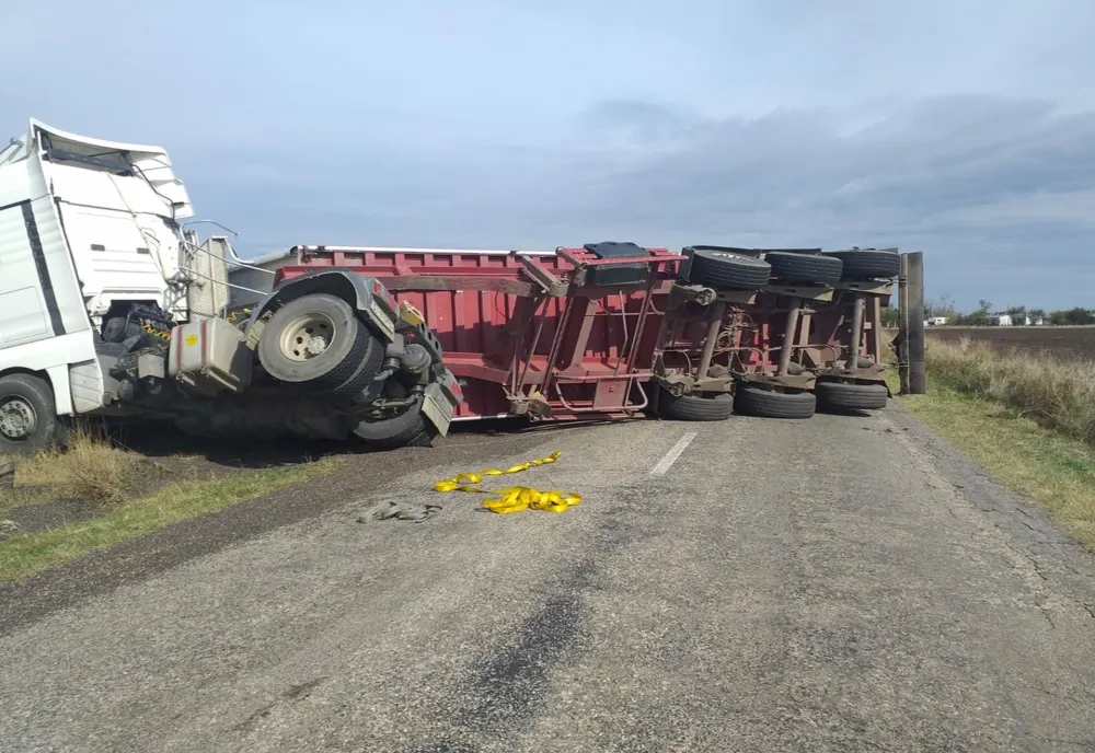 FOTO. TIR încărcat cu seminţe de floarea soarelui, răsturnat în Dolj