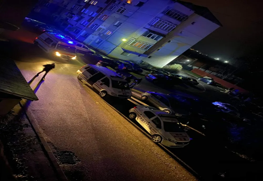 FOTO: Un bărbat a început să arunce cu farfurii de la fereastră în maşinile parcate în faţa blocului. Săltat de mascaţi şi dus la psihiatrie