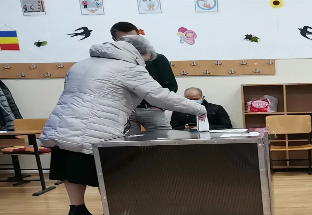 Angajaţi ai unei primării din Dolj, amendaţi pentru influenţarea alegătorilor