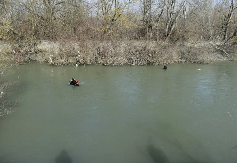 VIDEO. Doi bărbaţi din Dolj, reţinuţi pentru furtul unei casete de bani. Poliţiştii, căutări în râul Jiu