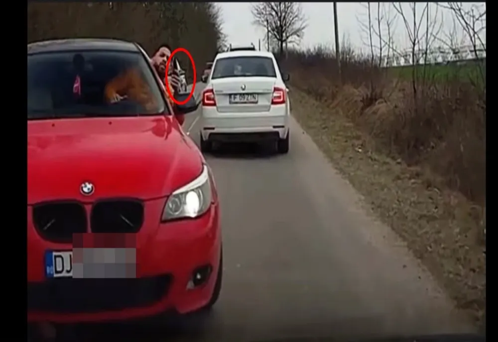 Tânărul care a amenințat un șofer cu PISTOLUL în trafic, audiat. ȘOCANT ce au găsit la percheziții